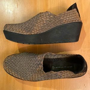 Steven by Steve Madden size 8 gold stretch fabric weave